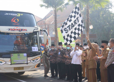 Lepas Keberangkatan Calon Jemaah Haji Kloter 33 Asal Mojokerto, Bupati Berpesan Tetap Terapkan Protokol Kesehatan