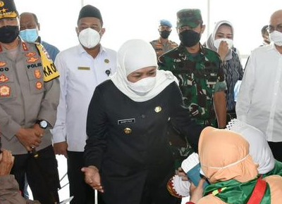Gubernur Khofifah Berangkatkan 220 Jamaah Umroh dari Bandara Juanda Ke Tanah Suci